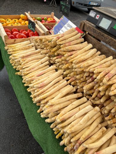 stand de vente d'asperges de sologne sur le marché de Selles-sur-Cher