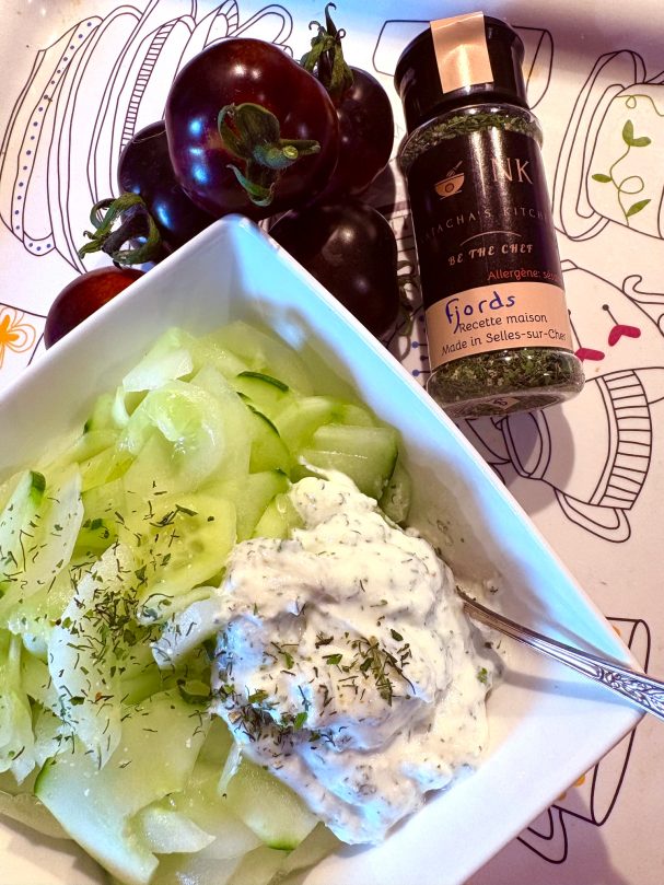 salalde de concombre et mélange Fjords salade de concombre dans un ramequin carré blanc sauce au yaourt de brebis avec mon mélange Fjords
