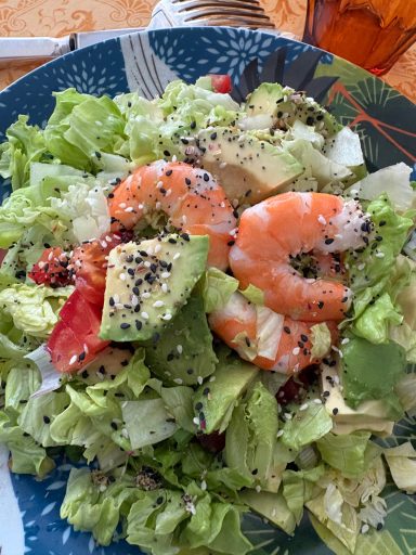 Salade de crevettes avocat au Bagel Mix salade verte et tomates avec avocat, crevettes roses et mon mélange Bagel Mix avec des graines de sésame et pavot