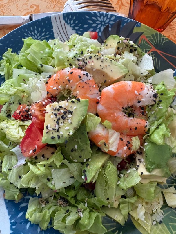 Salade de crevettes avocat au Bagel Mix salade verte et tomates avec avocat, crevettes roses et mon mélange Bagel Mix avec des graines de sésame et pavot